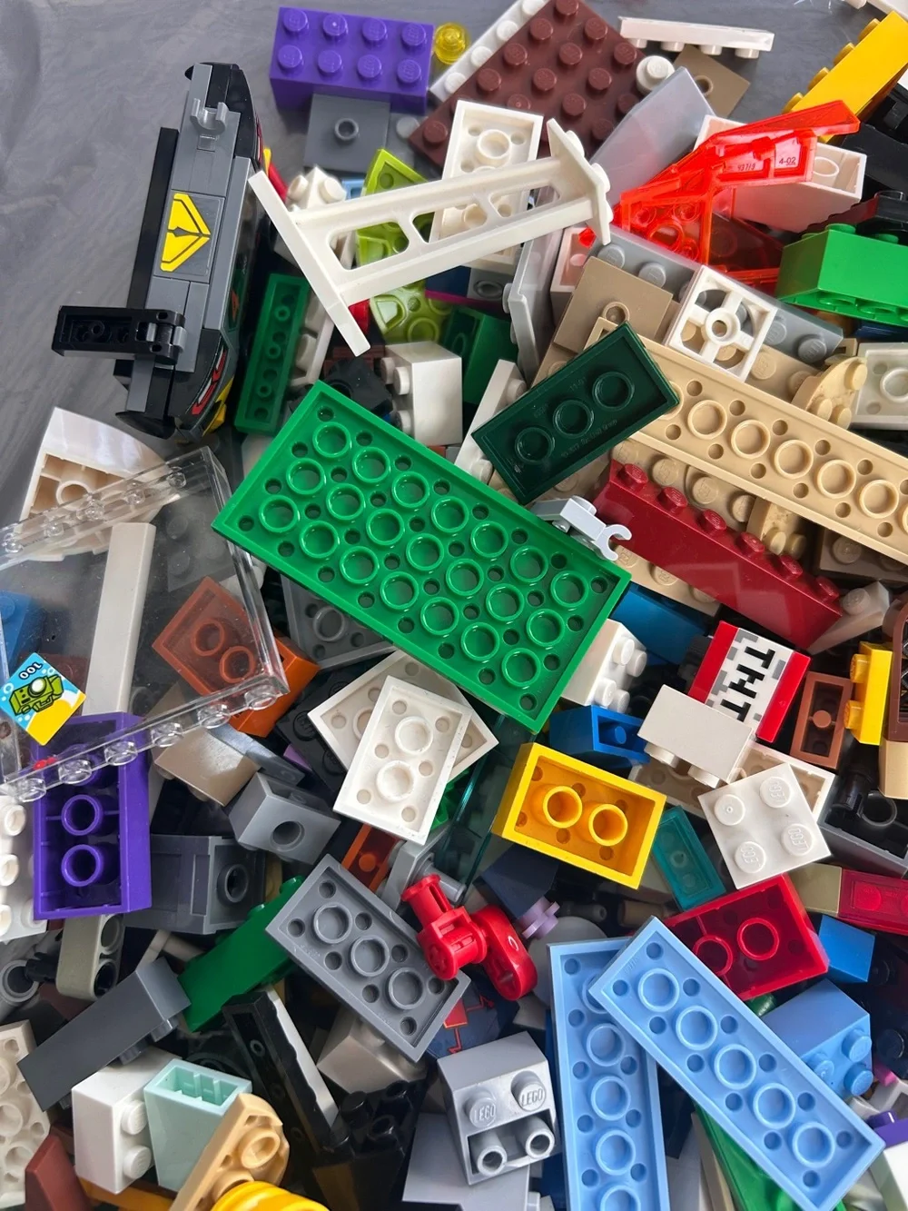 LEGO Bulk lot 4.12 pounds (which includes box) Loc: J2